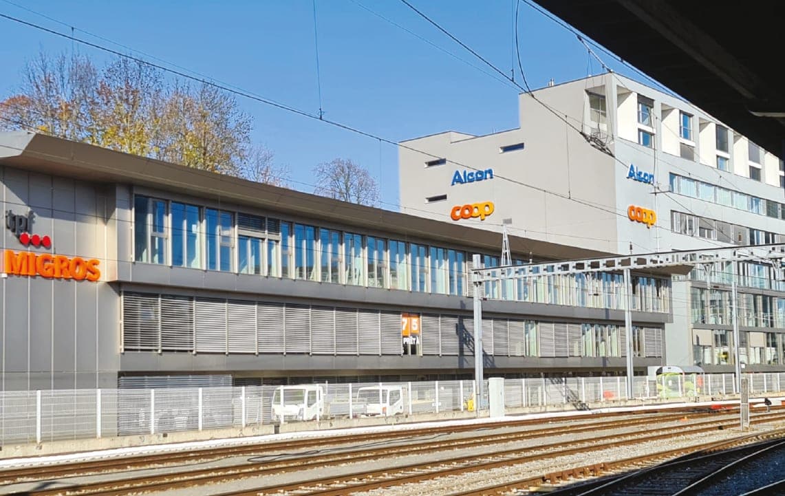 Le bâtiment de la gare de Fribourg, au-dessus de la Migros et de la Coop