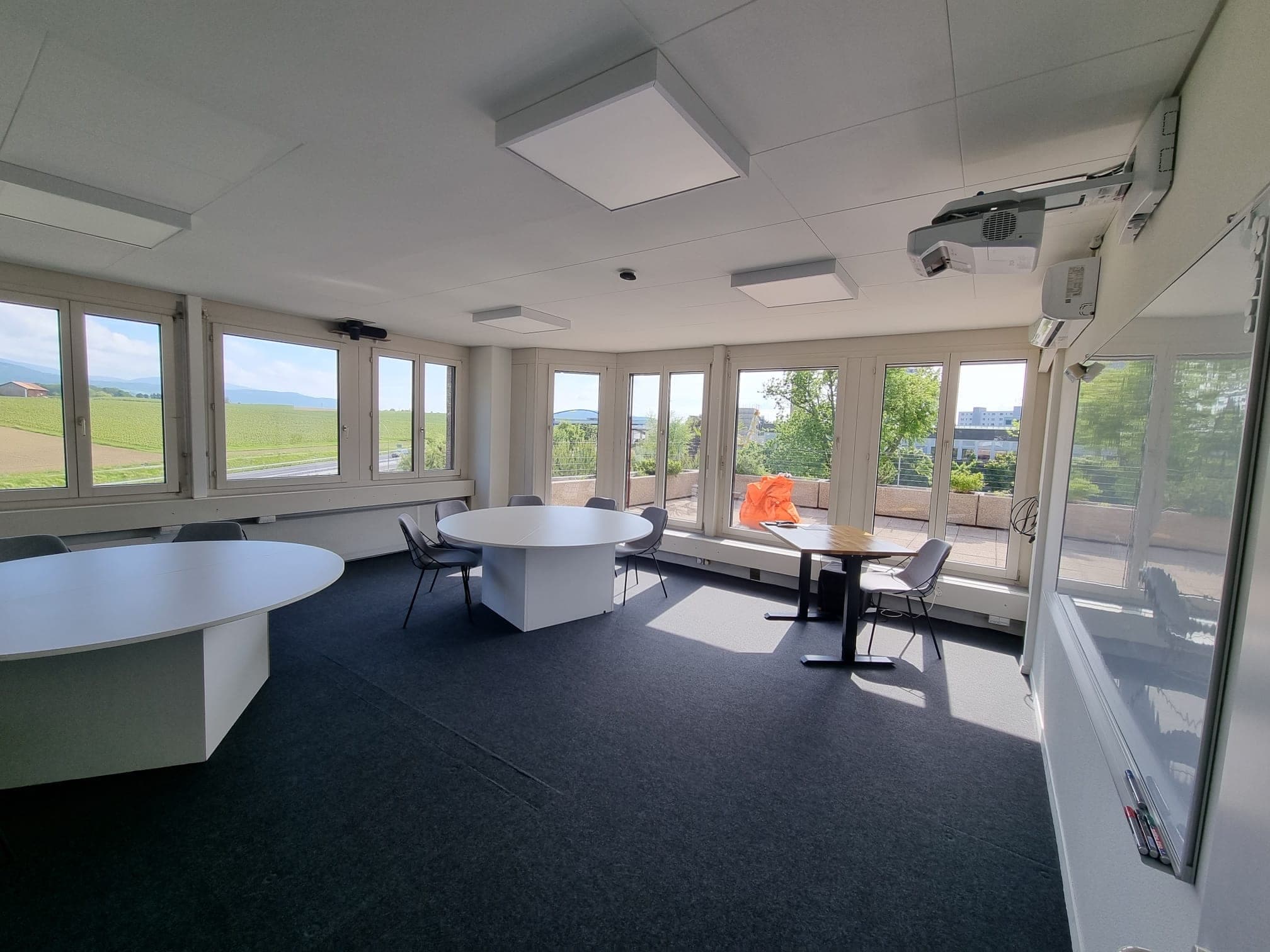 La salle Fléchettes et l’accès à la terrasse sud