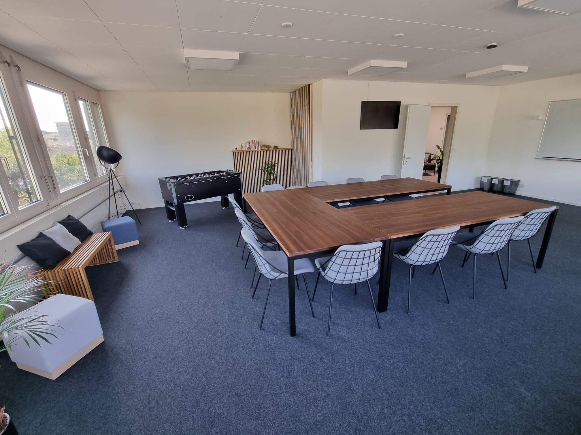 La table de réunion en noyer de la salle Goalen et son coin salon