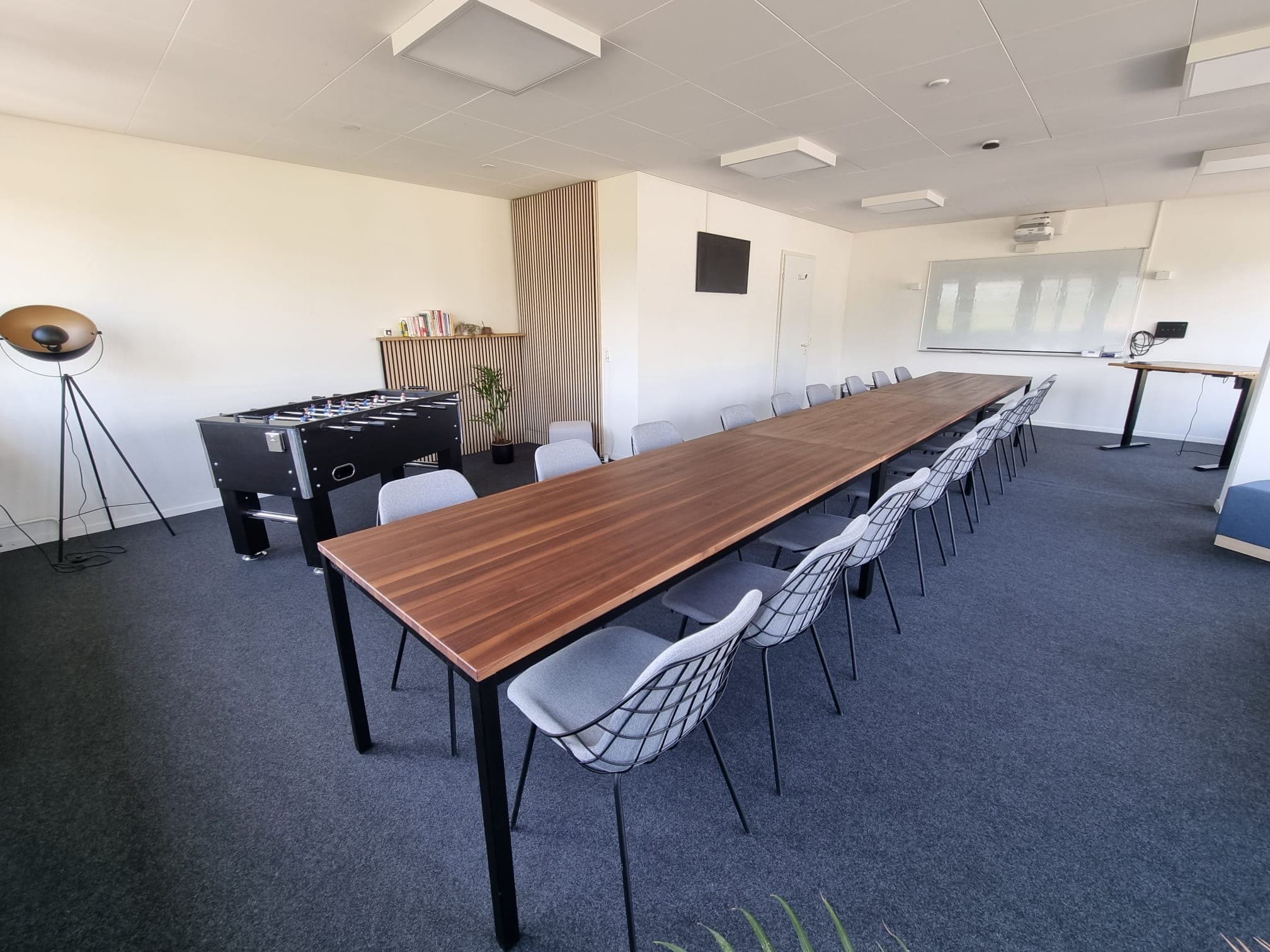 La salle Goalen en configuration longue table, écran connecté au mur
