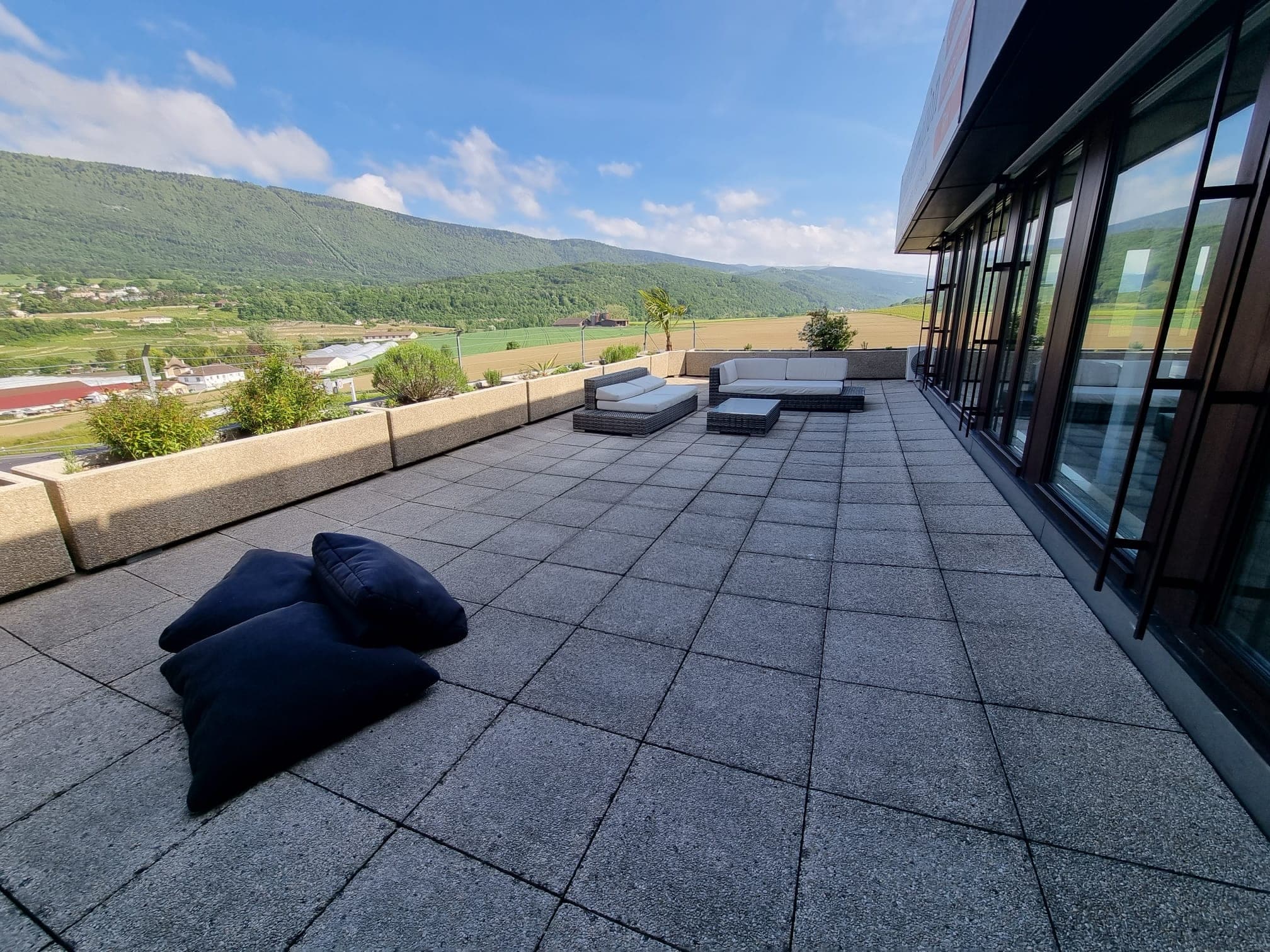 La terrasse privative de la salle Goalen, avec vue sur la chaîne du Jura