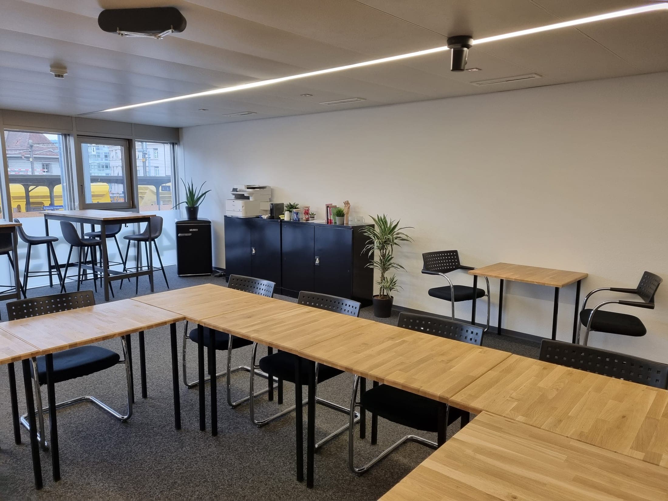 Le coin salon et la cuisine de la salle Puck
