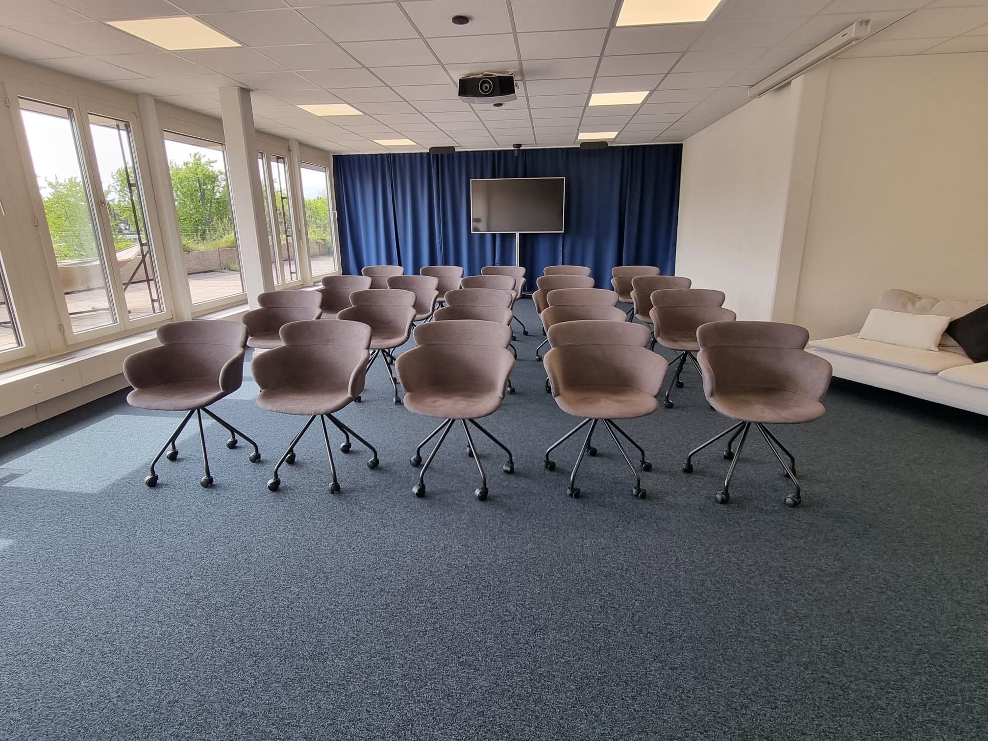 La salle Quilles en configuration conférence, rangées de sièges face à l’écran