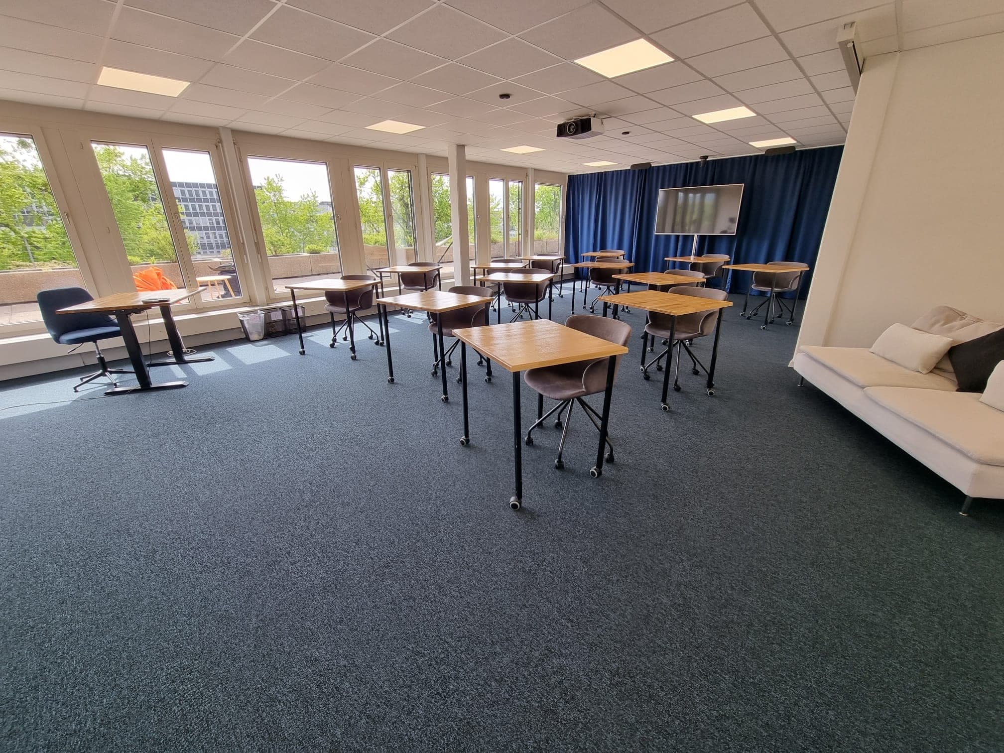 La salle Quilles en configuration classe, tables sur roulettes