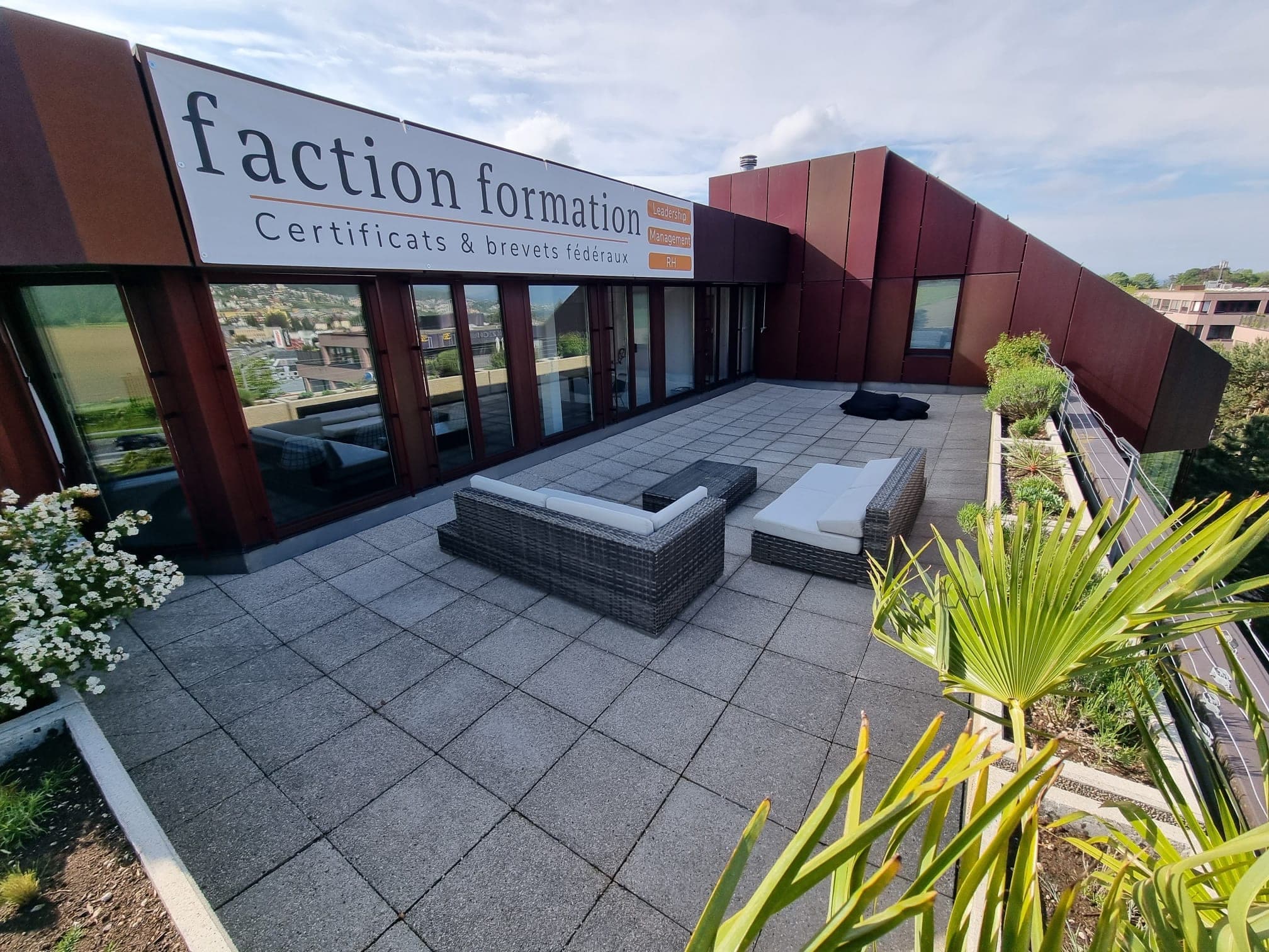 Le bâtiment Faction Formation à Marin-Epagnier, vu depuis la terrasse